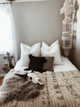Load image into Gallery viewer, Berber Moroccan Vintage Wedding Blanket
